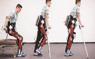 截瘫科技 感受活力丨科技的意义具象化了！外骨骼机器人让下肢瘫痪患者重新站起来
